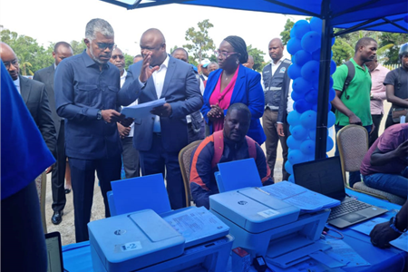 Ministro dos Transportes realiza visita de constatação ao ponto de licenciamento massivo de Luanda