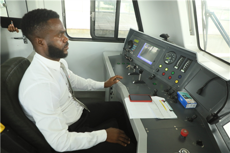 COMBOIOS VOLTAM APITAR NA ESTAÇÃO DO AEROPORTO INTERNACIONAL ANTÓNIO AGOSTINHO NETO.